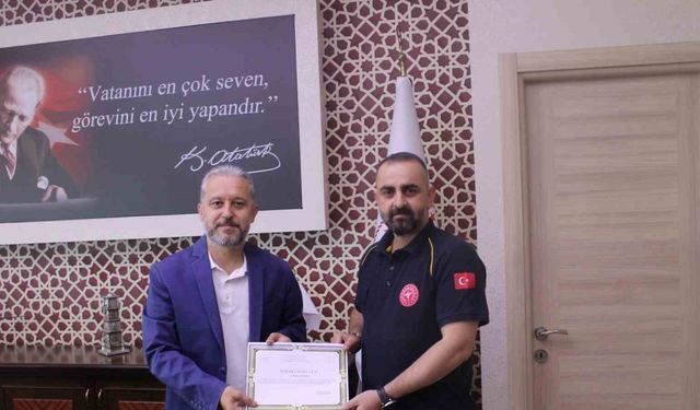 Kağıt toplayıcı çocuğa ayakkabılarını veren sağlık ekibine teşekkür