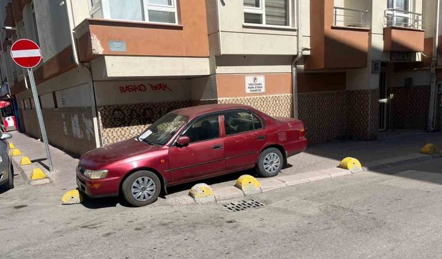 Kaldırıma park eden sürücüye apartman yöneticisinden notlu uyarı