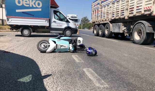 Kamyonetle çarpışmamak için manevra yapan motosiklet devrildi, 2 kişi yaralandı