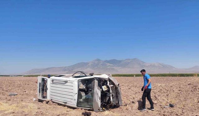 Karaman’da minibüs tarlaya takla attı: 1 yaralı