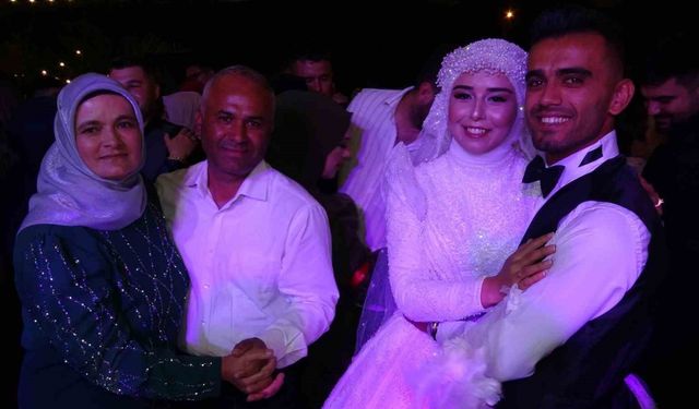 Kundakçı komşu yüzünden yarım kalan düğün imece usulü yapıldı