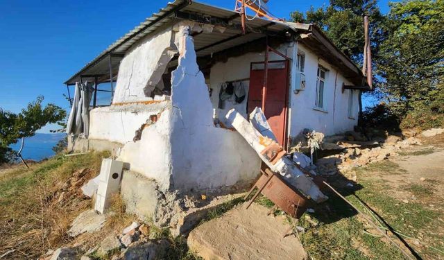 Maden ocağı yakınında oluşan yarıklar evi ikiye böldü