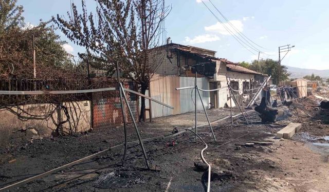 Malatya’da inşaat şantiyesinde çıkan yangın evlere sıçradı