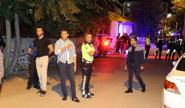 Önce komşusunu sonra annesi ile kardeşini ardından kendini vuran genç hayatını kaybetti