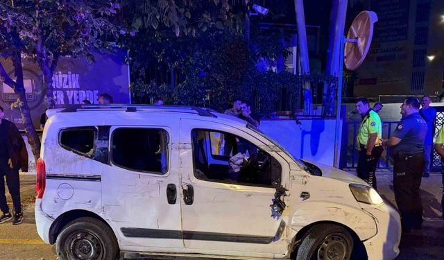 Otomobil 100 metre sürüklenip kaldırıma çarptı: 4 kişi yaralandı, 2 kişi olay yerinden kaçtı
