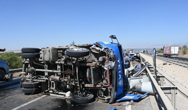 Otomobilin çarptığı trafo yüklü kamyon devrildi: 2 yaralı