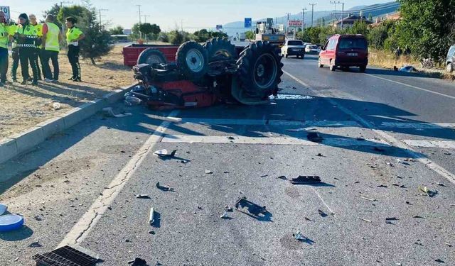Otomobilin çarptığı traktör sürücüsü hayatını kaybetti