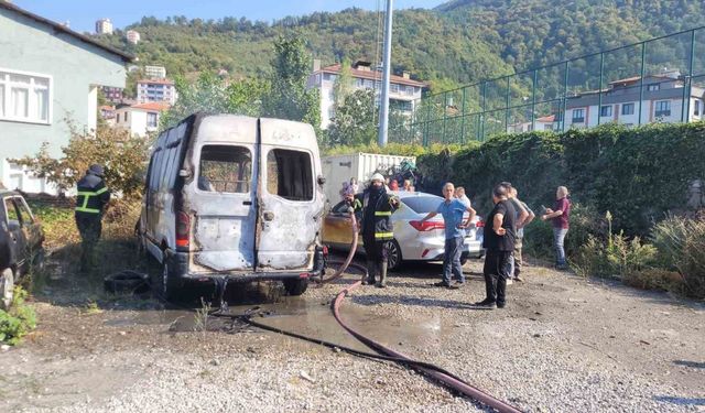 Park halinde alevlere teslim olan panelvan araç yandı