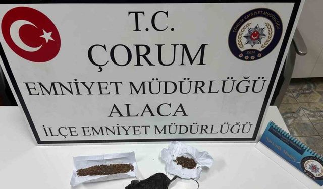 Polis ekiplerini görüncü uyuşturucuyu aracın camından dışarı attılar