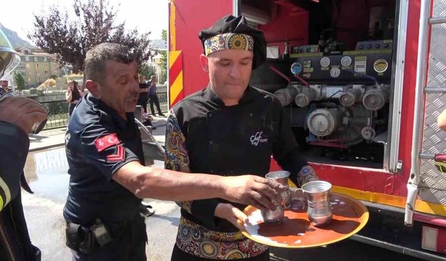 Restorandan yangına koştu, itfaiyecilere ayran içirdi