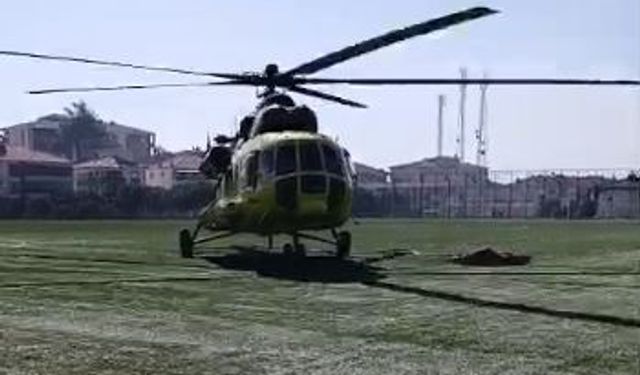 Saatlerdir alevlere su atan helikopterler yakıt ikmalini stadyumda yapıyor
