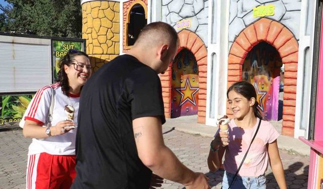 Sivas’ta çocuk sahibi olmayan çift, evlilik yıl dönümlerini lunaparkta onlarca çocuğu eğlendirerek kutladı