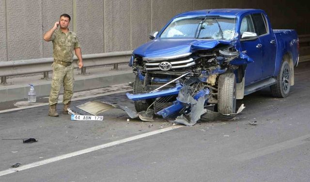 Sivil ekip aracı ile jandarma aracı çarpıştı, trafik kilitlendi