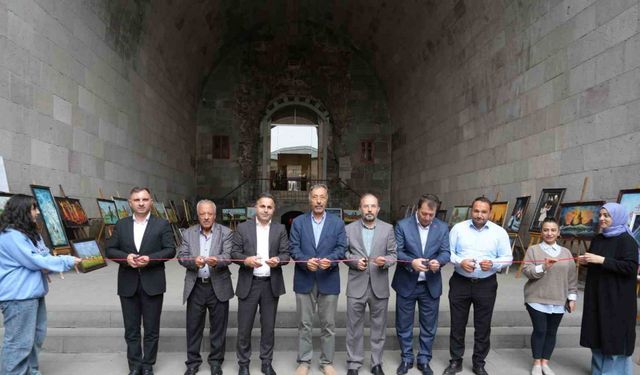 Tarihi Çifte Minareli Medrese’de resim sergisi