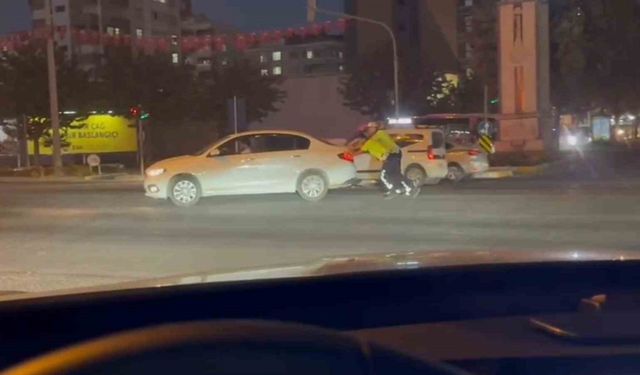 Trafikte arızalanan otomobili polisler iterek çalışmasını sağladı