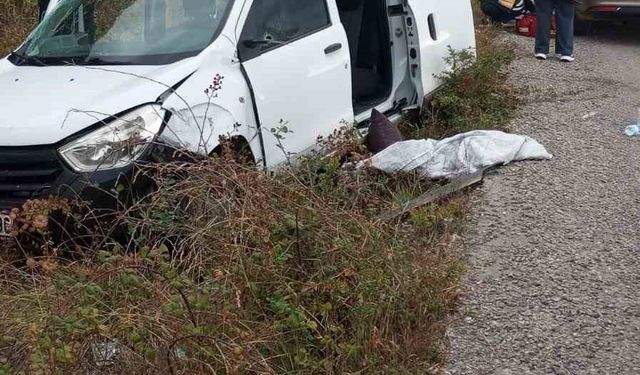 Türkeli’de otomobil istinat duvarına çarptı: 3 yaralı