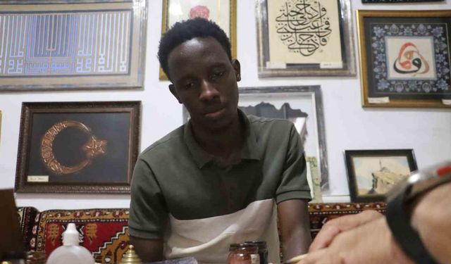 Ugandalı öğrenci Sivas’ta hattat oldu