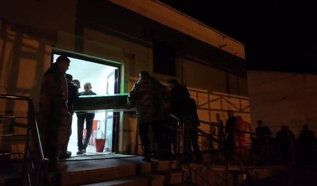 Üzerlerine düşen yıldırım, baba ve oğlunu hayattan kopardı