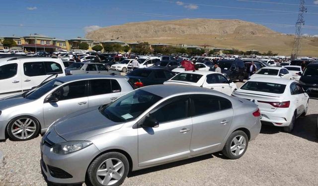 Van açık oto pazarı havaların serinlemesiyle hareketlendi