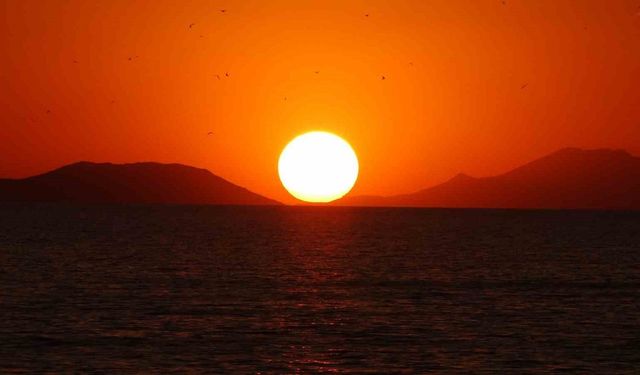 Van’da gün batımı ve ayın doğuşu mest etti