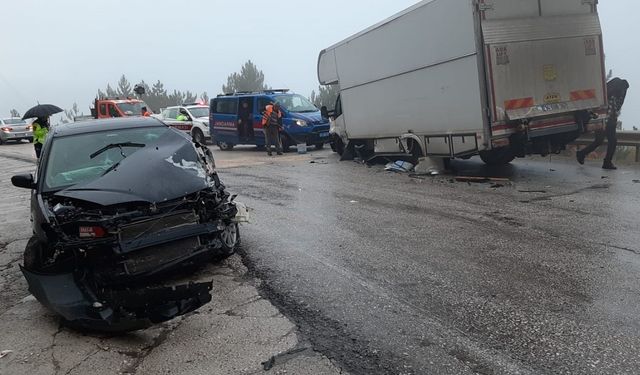 Yağış kazayı beraberinde getirdi: Karavan otomobille çarpıştı