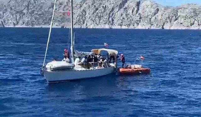Yelkenli teknede 31 düzensiz göçmen ve 2 göçmen kaçakçısı yakalandı