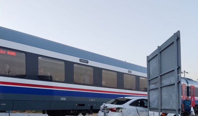 Yolcu treni otomobile çarptı: 1 yaralı