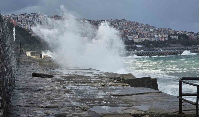 Zonguldak’ta dalgalar 7 metrelik liman duvarını aştı