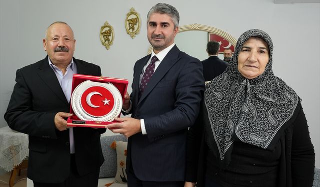 Aile ve Sosyal Hizmetler Bakan Yardımcısı Tarıkdaroğlu, İzmir'de şehit ailesini ziyaret etti