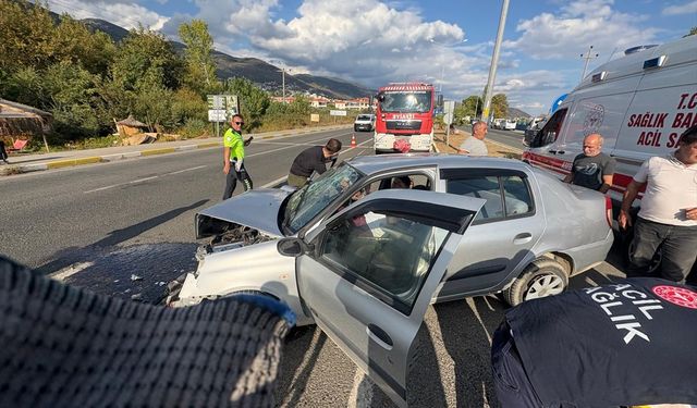 Balıkesir'de otomobilin kamyonla çarpıştığı kazada 1 kişi öldü