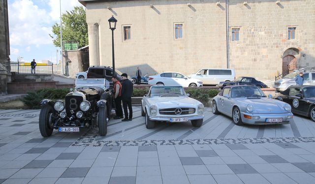 Belçika'dan yola çıkan klasik otomobil tutkunları, Türkiye turuna Erzurum'dan başladı