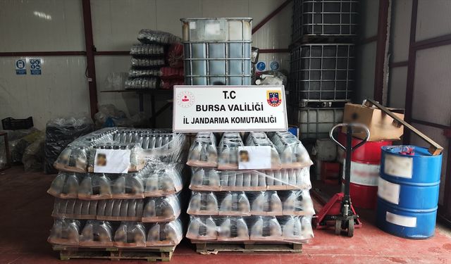 Bursa'da jandarma operasyonunda 12 bin 750 litre motor ve hidrolik yağ ele geçirildi