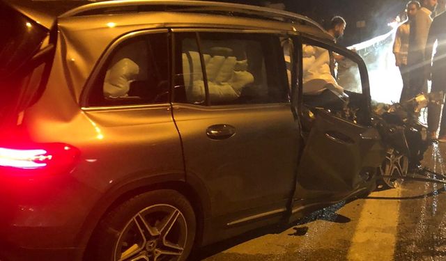 Bursa'da ters istikamete giren otomobilin kamyonla çarpışması sonucu 1 kişi ağır yaralandı