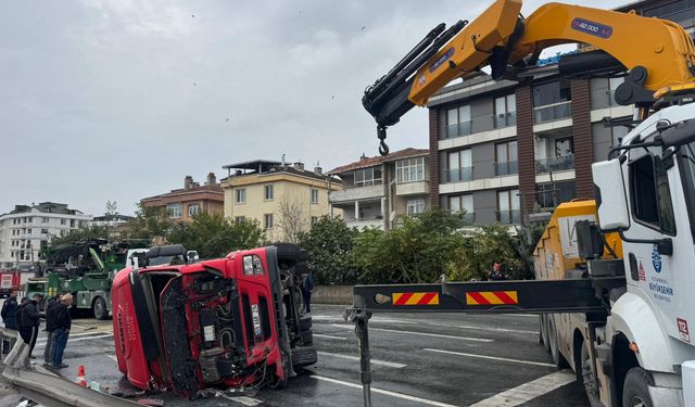Büyükçekmece'de devrilen tır nedeniyle kapanan D-100 kara yolu Edirne istikameti trafiğe açıldı