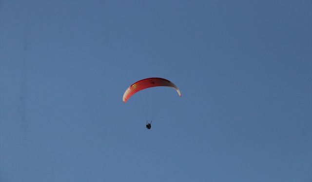 Cumhuriyet Bayramı dolayısıyla efe kıyafetleriyle yamaç paraşütü yaptılar