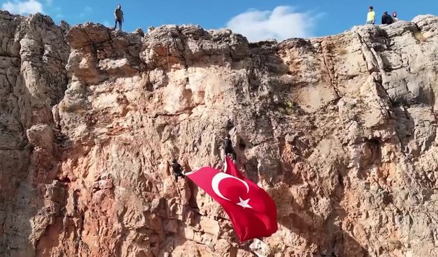 Elazığ'da dağcılar dev Türk bayrağıyla kaya tırmanışı gerçekleştirdi
