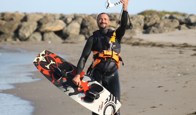 Elverişli rüzgar uçurtma sörfü tutkunlarını Karadeniz sahilinde buluşturdu