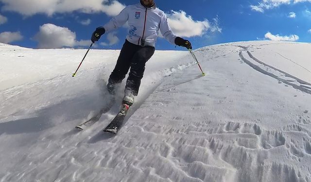 Ergan Dağı'nın zirvesine kros motosikletiyle çıkıp sezonun ilk kayağını yaptı
