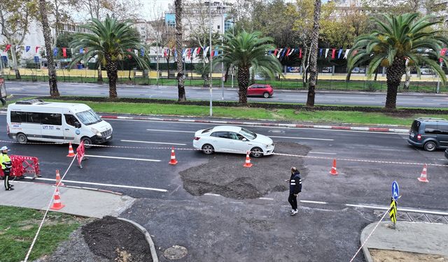 Fatih'te kuvvetli sağanak nedeniyle yol çöktü