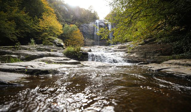 Fay kırığıyla oluşan Suuçtu Şelalesi sonbahar renkleriyle ziyaretçilerini karşılıyor