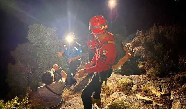 Fethiye'de kayalık alanda düşerek yaralanan kişi kurtarıldı