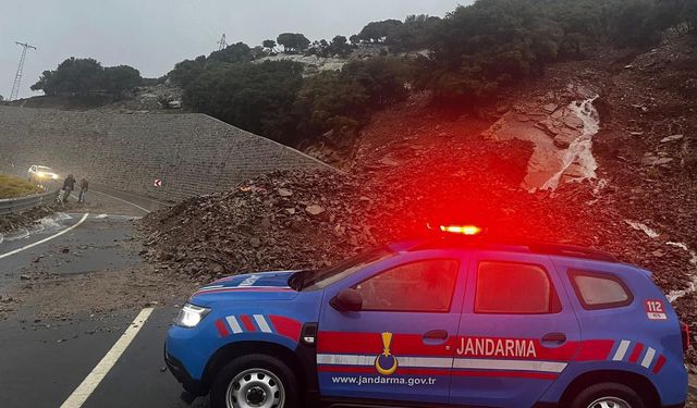 Gökçeada'da kuvvetli sağanak hayatı olumsuz etkiledi