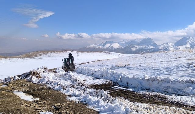 Hakkari'de kar nedeniyle kapanan üs bölgesinin yolu açıldı