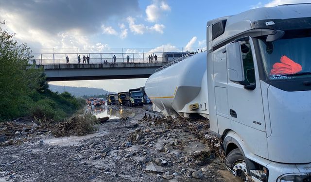 Hatay'da sağanaktan olumsuz etkilenen mahallelerde hasar tespit çalışması yapılıyor
