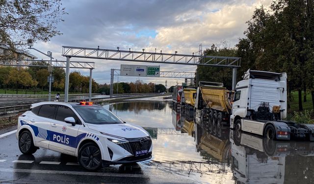 İstanbul'da sağanak nedeniyle su birikintisinin oluştuğu yollarda araçlar güçlükle ilerledi