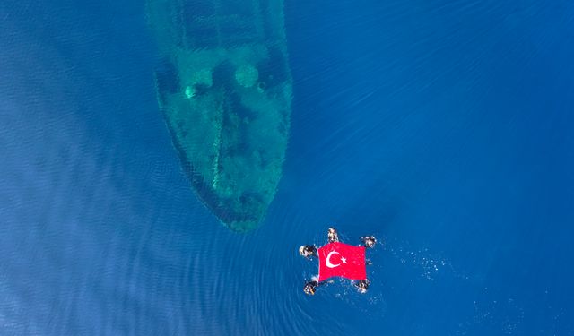İzmir'de deniz polisleri 29 Ekim'i su altında bayrak açarak kutladı