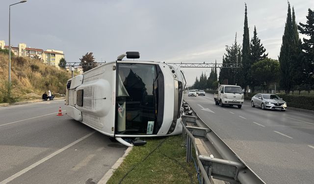 İzmir'de devrilen midibüsteki 5 kişi yaralandı