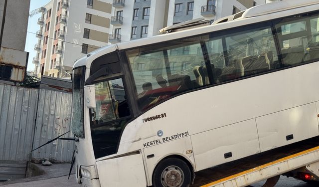 Kocaeli'de binanın duvarına çarpan midibüsteki 3'ü polis 7 kişi yaralandı