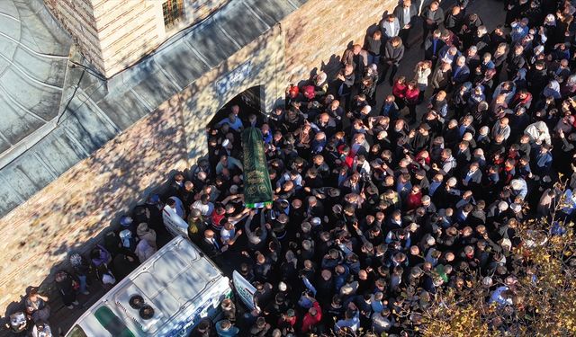 Kocaeli'de çöken binanın enkazında hayatını kaybeden anne ve baba ile 2 çocuğunun cenazeleri defnedildi