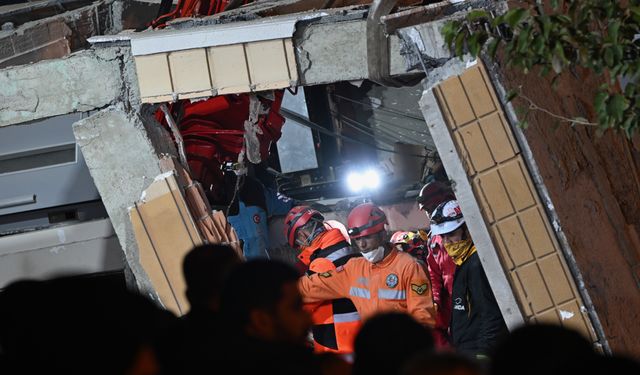 Kocaeli'de çöken binanın enkazında kalan çiftin cansız bedenlerine ulaşıldı
